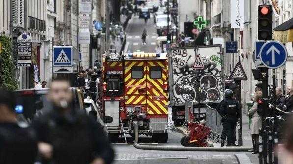 Parigi, uomo armato prende ostaggi. Assalto delle forze speciali: arrestato sequestratore