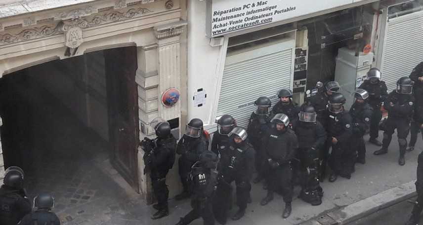 Parigi: uomo armato cattura ostaggi e minaccia di far esplodere un ordigno