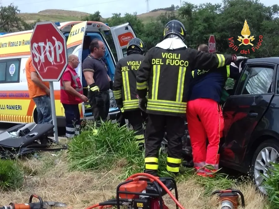 Catanzaro. Incidente stradale i VVF estraggono uomo bloccato nell'auto incartocciata