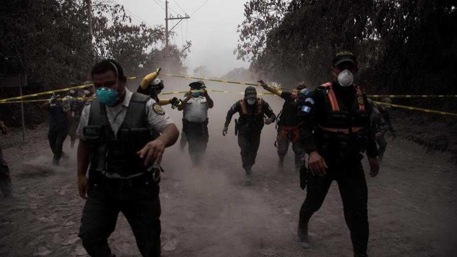 Guatemala, l'eruzione del vulcano del Fuego devasta la regione: corpi sepolti dalla cenere