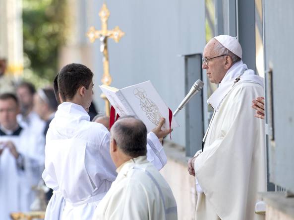 Papa Francesco a Ostia: "Basta omertà e prepotenze, serve legalità"