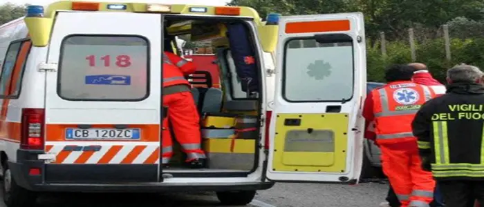 In 3 su scooter si scontrano con auto, morto 19enne a Roma