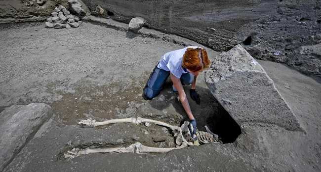 Eccezionale scoperta a Pompei: dagli scavi emergono resti di un uomo in fuga