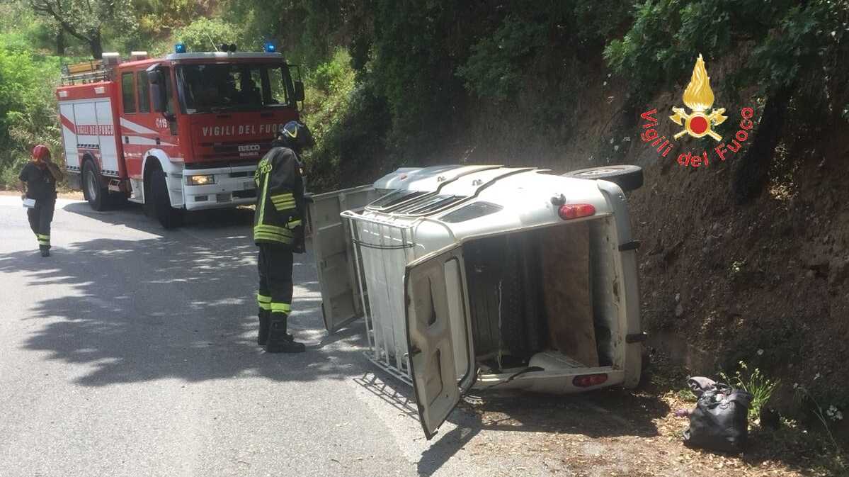 Lamezia terme i VVF estraggono da auto ribaltata due anziani