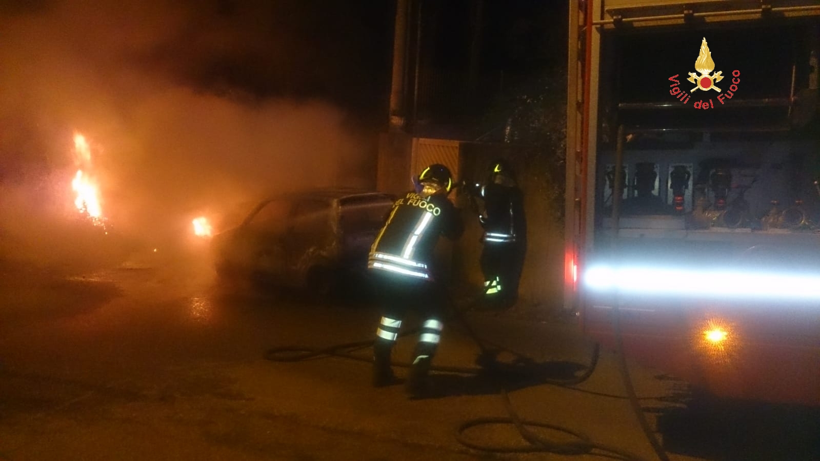 Soverato, divampata Fiat 500 i VVF estraggono  uomo carbonizzato (Foto)