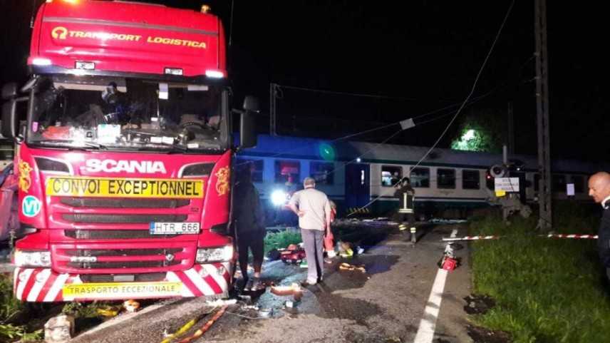 Tragedia nel torinese: Treno contro Tir, ultimi aggiornamenti 2 morti e 25 feriti