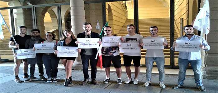 Forlì, Nucleo Universitario protesta in Piazza Saffi: "No alla consulta antidemocratica"