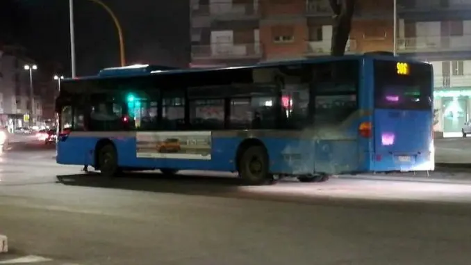 Roma: principio di incendio a bordo di un autobus