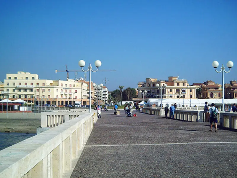 Paura ad Ostia: donna armata di coltello minaccia i passanti sul Pontile