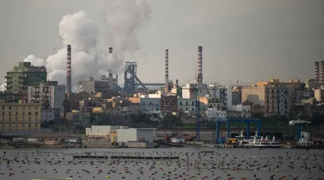 Ilva di Taranto, muore un operaio dopo incidente su una gru