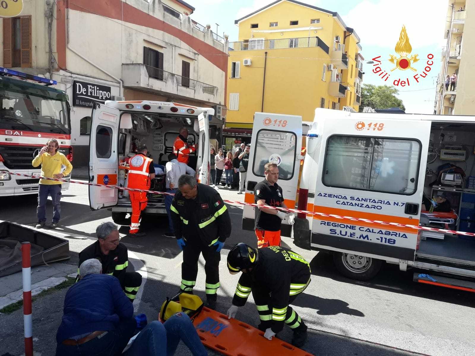 Catanzaro-Lido: Crolla il balcone di un ufficio, cinque i feriti