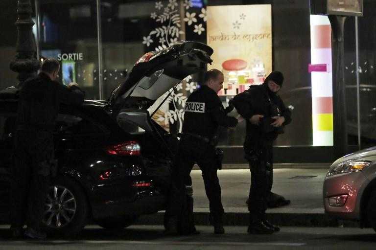 Parigi, accoltella passanti: un morto e quattro feriti. Ucciso l'assalitore. Isis rivendica