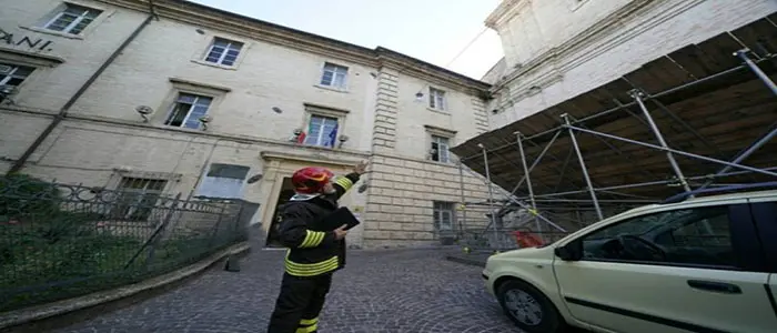 Crolla tetto aula istituto tecnico Fermo  intervento dei Vigili del fuoco