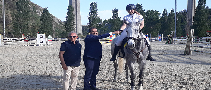 Il presidente della Provincia di Catanzaro, Enzo Bruno, premia i primi vincitori in gara