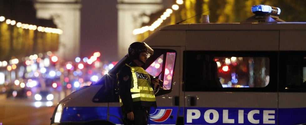 Terrorismo: sangue a Parigi, un morto. Ucciso l'assalitore e rivendicazione dell'Isis