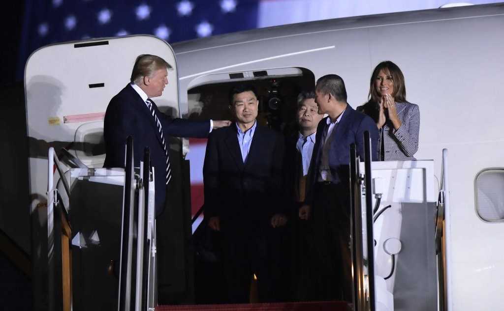 Usa, tornano a casa i tre statunitensi prigionieri in Nord Corea. Trump: "Momento speciale"