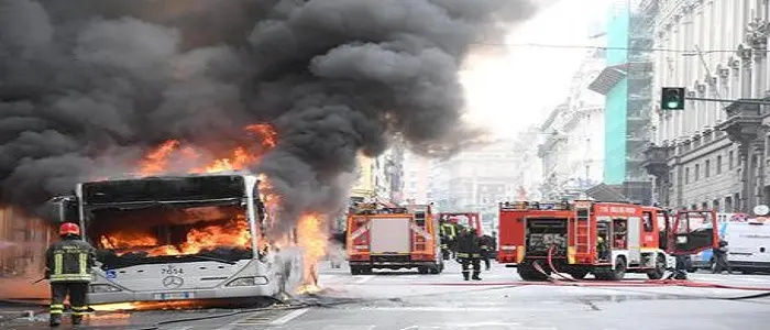 Paura a Roma: autobus in fiamme nel centro storico