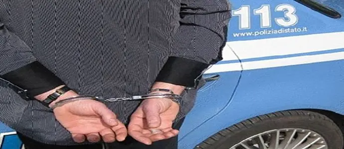 Maltrattamenti in famiglia: Il padre minaccia la figlia con i vetri di una bottiglia rotta