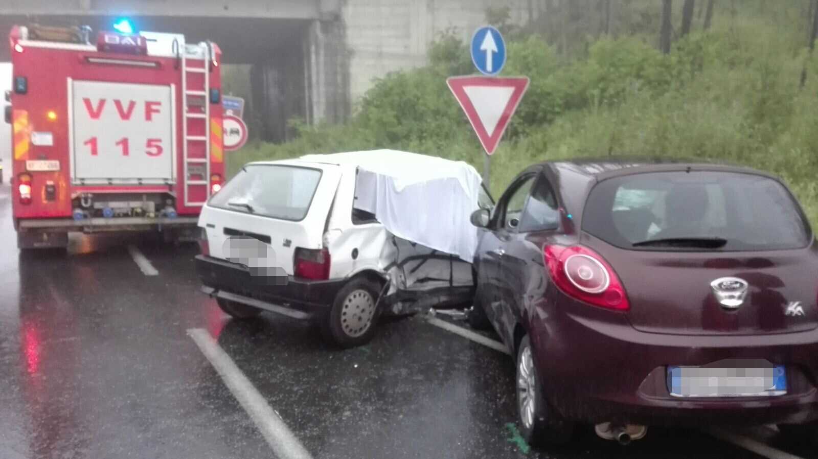 Rovito. Incidente mortale sulla SS107, scontro frontale tra due auto con 1 decesso e 3 feriti