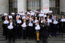 Giustizia: flash mob avvocati Milano per mancata riforma