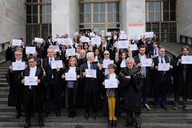 Giustizia: flash mob avvocati Milano per mancata riforma