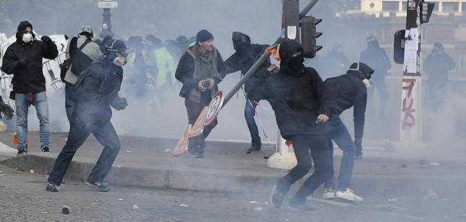 Primo maggio di scontri in diverse capitali: a Parigi fermati oltre 100 black block