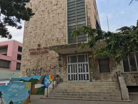 Bari: uomo accoltellato davanti a una scuola