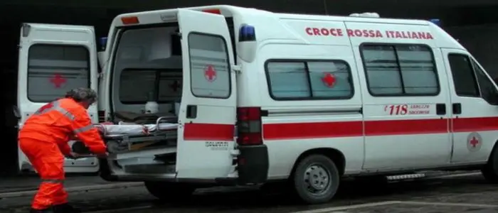 Ischia, l'ambulanza resta bloccata al varco pedonale. Turista muore in hotel