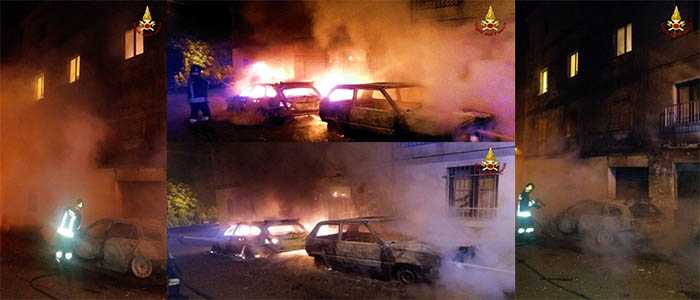 Incendio autovetture: Paura per le case limitrofe una BMW ed una Fiat Panda completamente distrutte