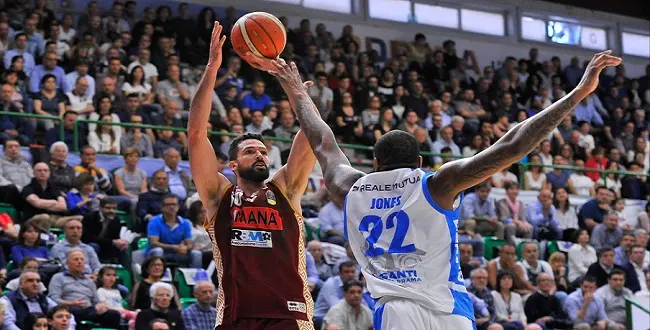 Basket - Serie A1, giornata 27: Brescia ferma la corsa di Milano, raggiunta in vetta da Venezia