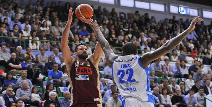 Basket - Serie A1, giornata 27: Brescia ferma la corsa di Milano, raggiunta in vetta da Venezia