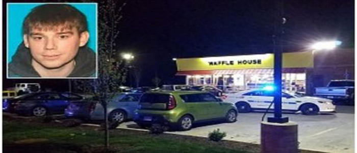 Nudo e armato di fucile fa irruzione in un locale, 4 i morti