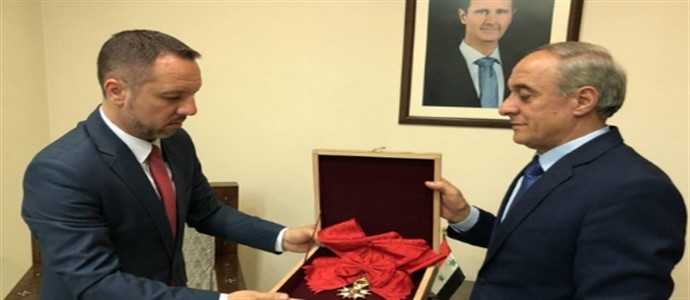 Assad restituisce la medaglia della Legion d'Onore: "Il tempo del colonialismo è finito"
