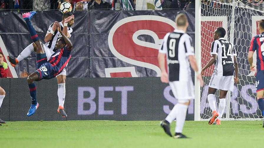 Serie A: la Juve frena a Crotone, il Napoli accorcia e si porta a - 4