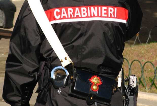 Napoli, picchia la compagna e all'arrivo dei Carabinieri tenta il suicidio: arrestato
