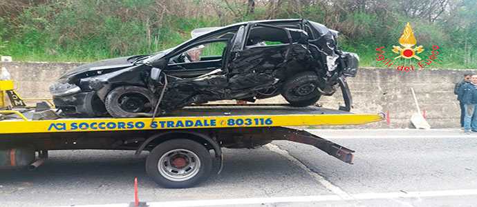 Celico, scontro fatale tra auto e camion: muore una donna