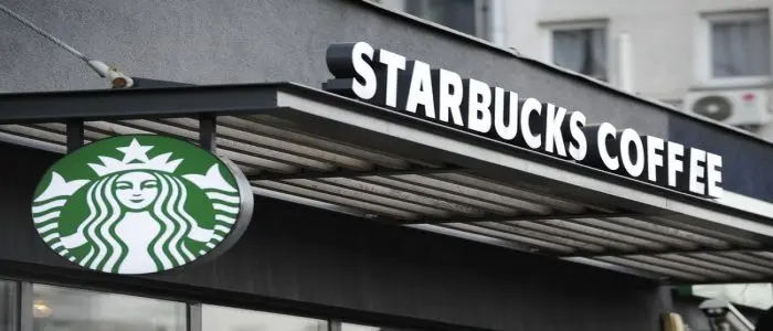 Due neri arrestati da Starbucks, decine di persone in piazza a Philadelphia