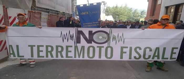 "No al terremoto fiscale", in migliaia in corteo a L'Aquila contro la restituzione delle tasse