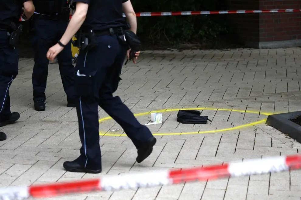 Germania, armato di coltello crea il panico in una panetteria: ci sono feriti. Ucciso l'assalitore