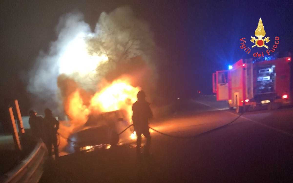 Catanzaro, incendio di autovettura tra Cortale e Girifalco