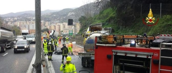 Incidente su A10, si ribalta tir