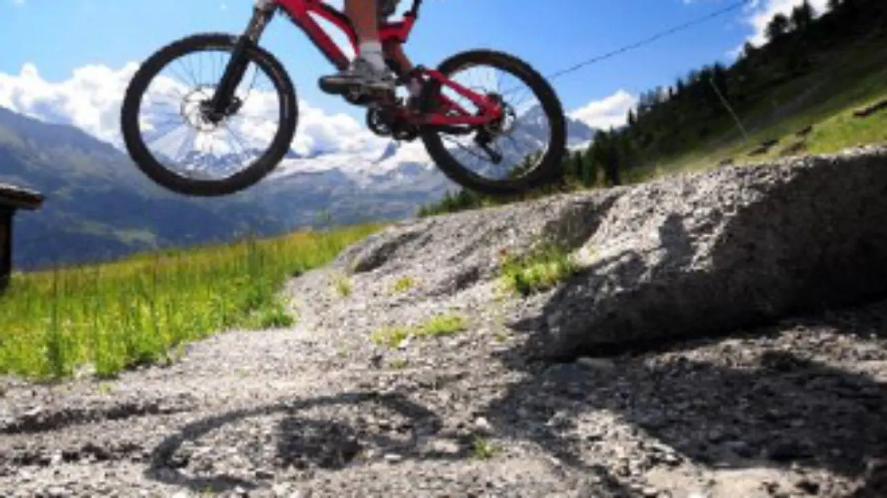 Precipita in un dirupo con la mountain bike. Morto 17enne