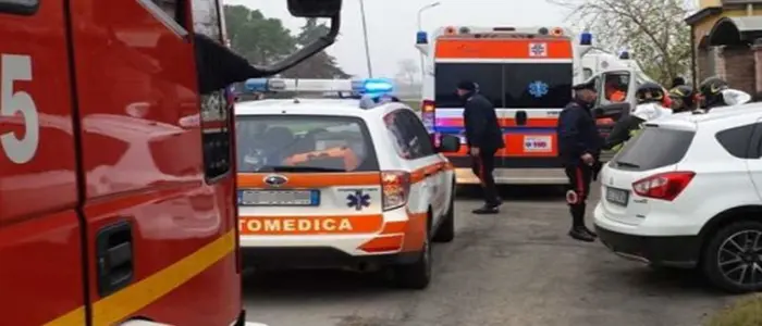 Incidenti Stradali: Con auto contro albero, muore 21enne, 4 giovani feriti gravi