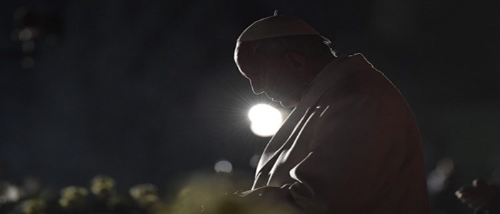 Papa alla Via Crucis: Signore donaci vergogna, pentimento e speranza (Video via crucis)