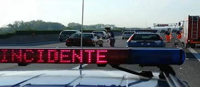 Tir con bombole si ribalta su A1, chiuso tratto Roma-Orte