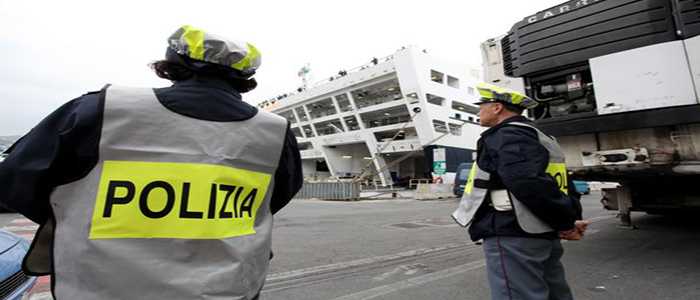 Droga: 300 kg di coca su portacontainer, arrestato marittimo a Genova