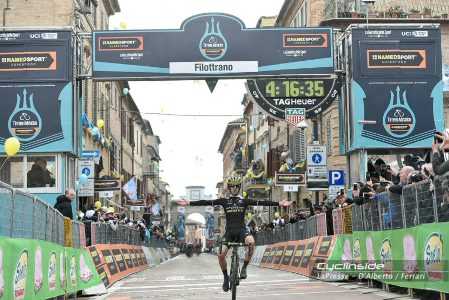 Tirreno-Adriatico 2018, Adam Yates vince a Filottrano, nella tappa dedicata a Michele Scarponi