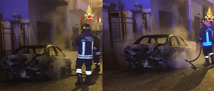 Auto in fiamme nel catanzarese, i VVF evitano un incendio di vaste proporzioni (Foto)