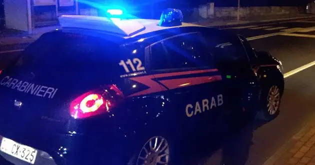 Giallo a Pescara, giovane trovato morto tra arbusti: si indaga per omicidio