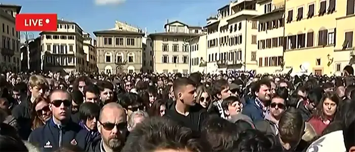 Astori: feretro davanti a 'Franchi', lungo applauso e lacrime (Diretta Video live)